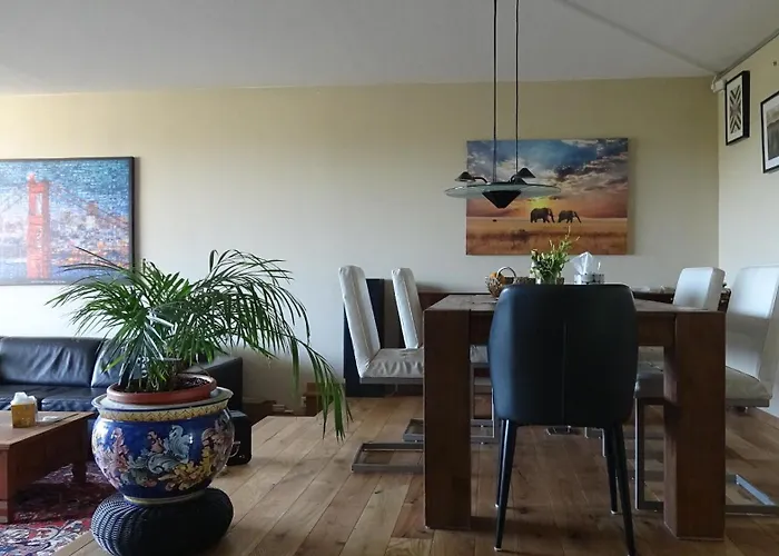 Accommodatie bij particulieren Guestroom With Wide View And Pool Near Side, 2nd Guest With Extra Bed Possible *