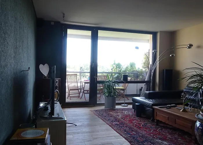 Guestroom With Wide View And Pool Near Side, 2nd Guest With Extra Bed Possible Accommodatie bij particulieren Frankfurt am Main
