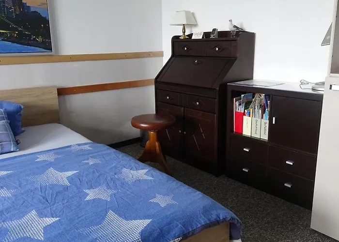 Guestroom With Wide View And Pool Near Side, 2nd Guest With Extra Bed Possible Frankfurt am Main